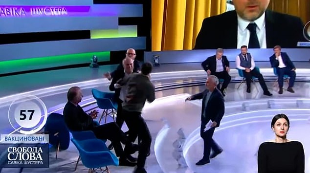 Plas grushti në një emision televiziv në Ukrainë, momenti kur gazetari  sulmon politikanin pro-rus – Abc News
