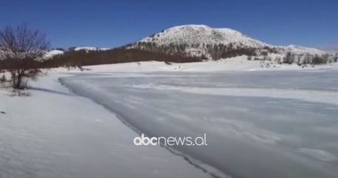 Pamje përrallore, ngrin Liqeni i Fushë Studës, gjithçka e mbuluar nga dëbora