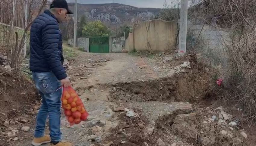 Rrëshqitja e dherave izolon fshatin në Lezhë, banorët: S’ka shanse të futet ambulanca