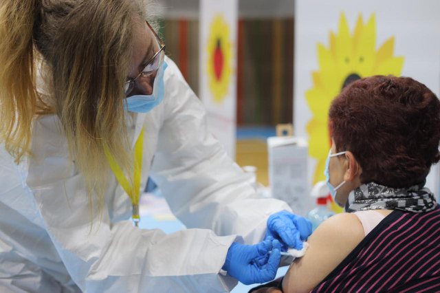 “Vaksinat nuk ju sëmurin nga Covid 19”, ministria apel qytetarëve