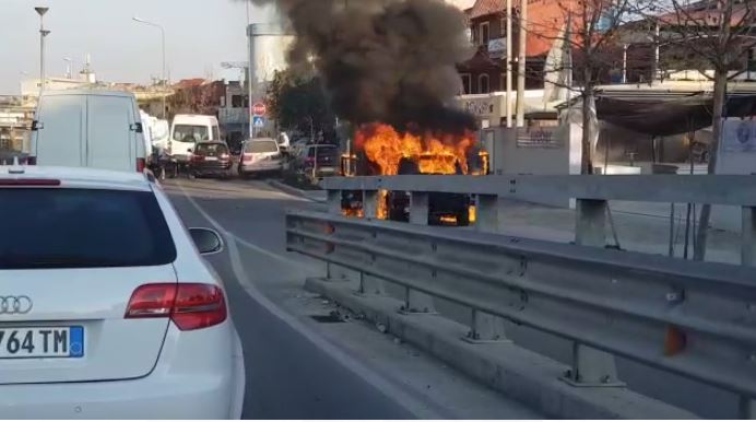 Shkrumbohet makina te rrethrrotullimi në Selitë