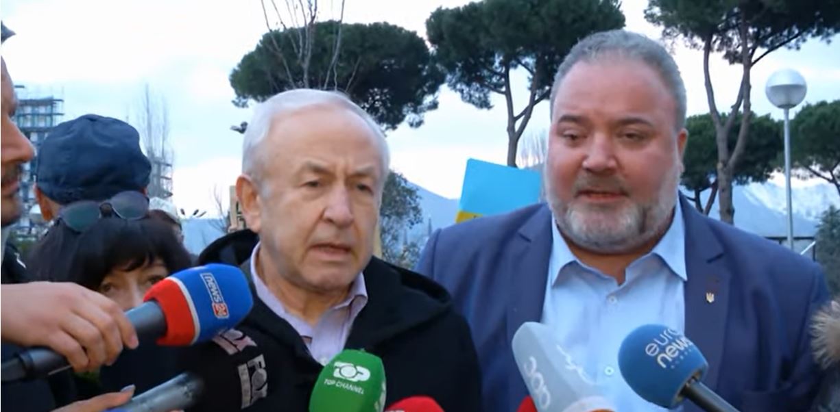 Qytetarët protestë, ambasadori i Ukrainës në Tiranë: 16 fëmijë janë vrarë, lufta duhet të ndalohet