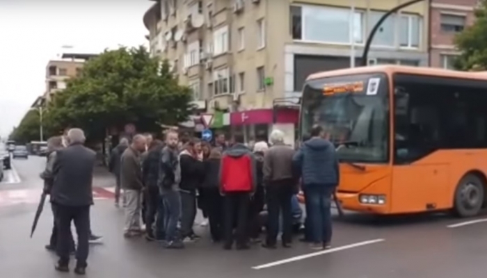 Autobusi përplas këmbësoren në Tiranë, arrestohet shoferi