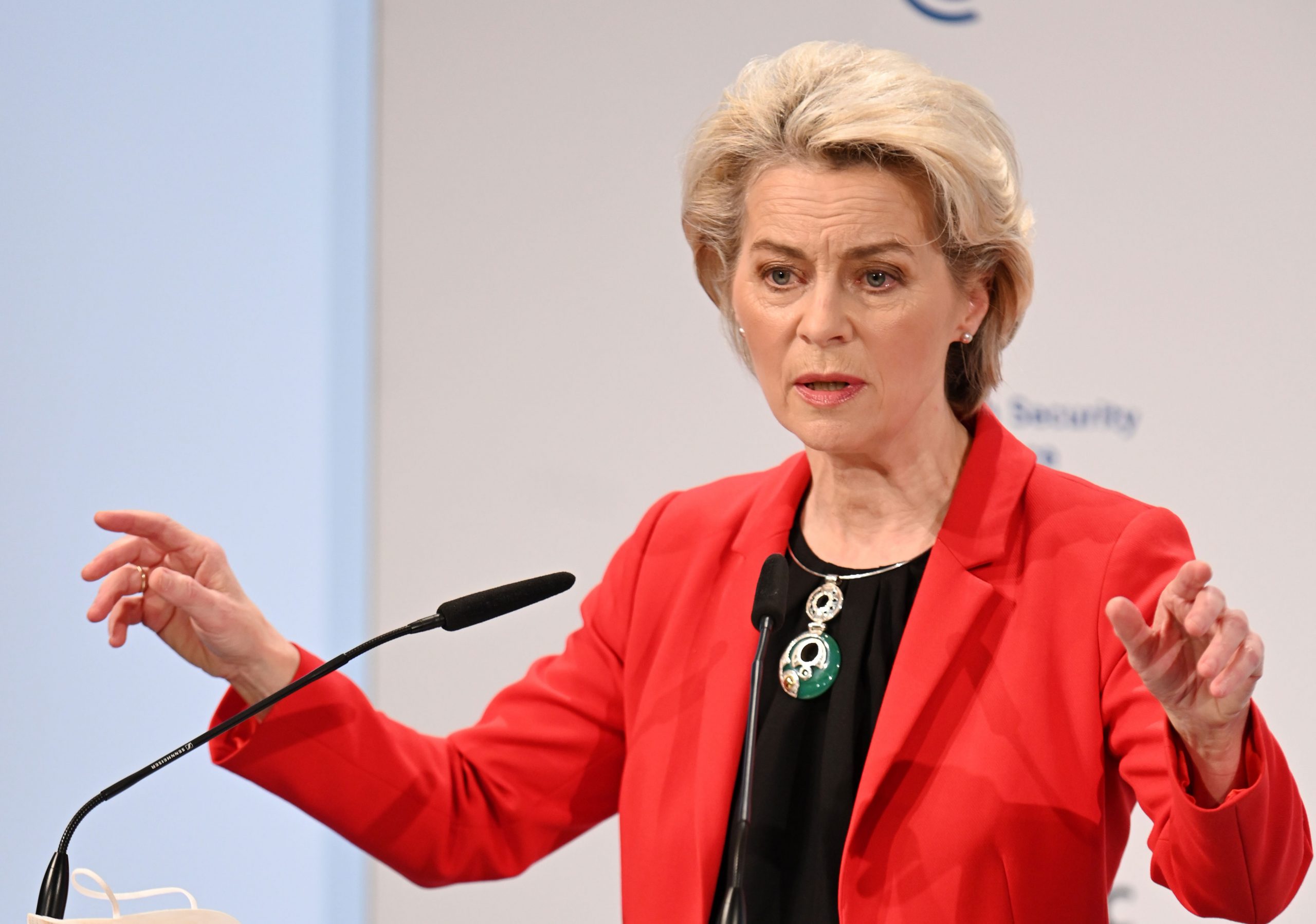 Von der Leyen kërcënon Putinin: Do ta godasim në pikën e dobët nëse pushton Ukrainën