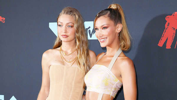 Gigi dhe Bella Hadid “pushtojnë’ rrjetin, zhvishen plotësisht për Versace