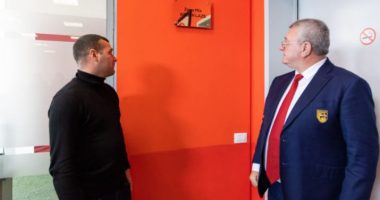 Arben Laze nderohet nga FSHF, një sallë në “Elbasan Arena” do mbajë emrin e tij