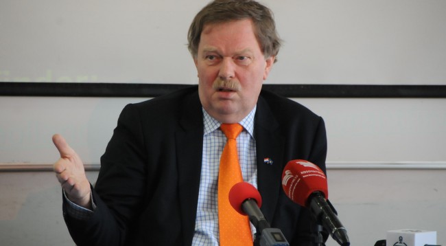 Ish-Ambasadori holandez uron Pavarësinë, mesazh për vendet që se njohin Kosovën: Po përdoreni nga Rusia