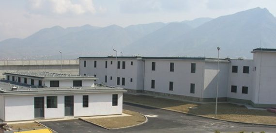 Vdes në spital një i burgosur në Drenovë