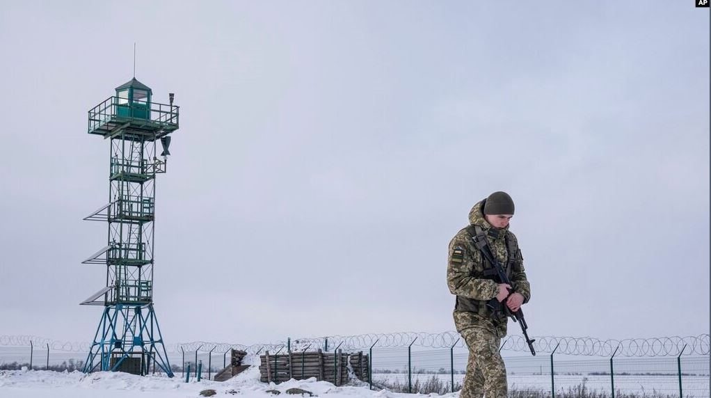 Ukrainasit në kufi hartojnë plane në rast lufte me Rusinë