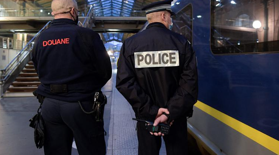 Kërcënoi me thikë policët, qëllohet për vdekje autori në Francë