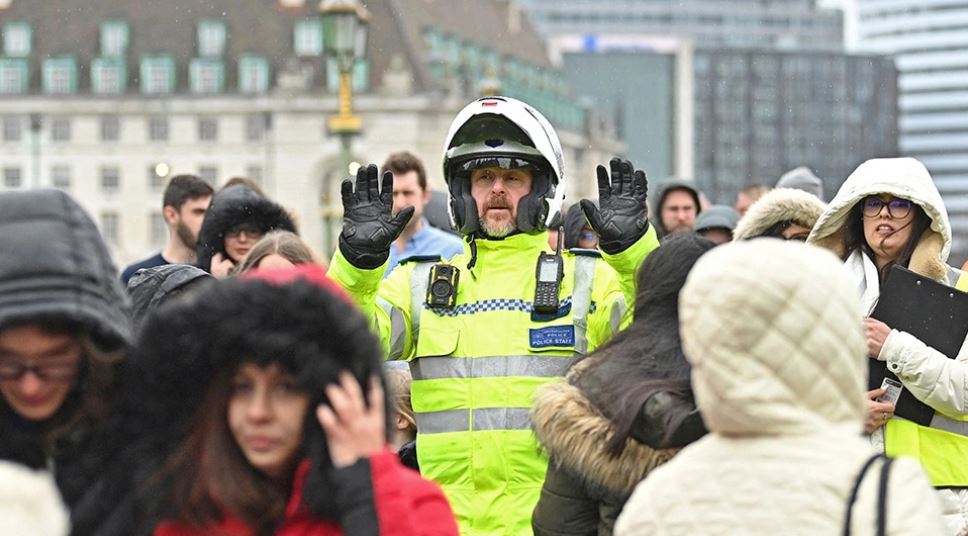 Objekt i dyshimtë në mes të rrugës, bllokohet qarkullimi në katër ura në Londër