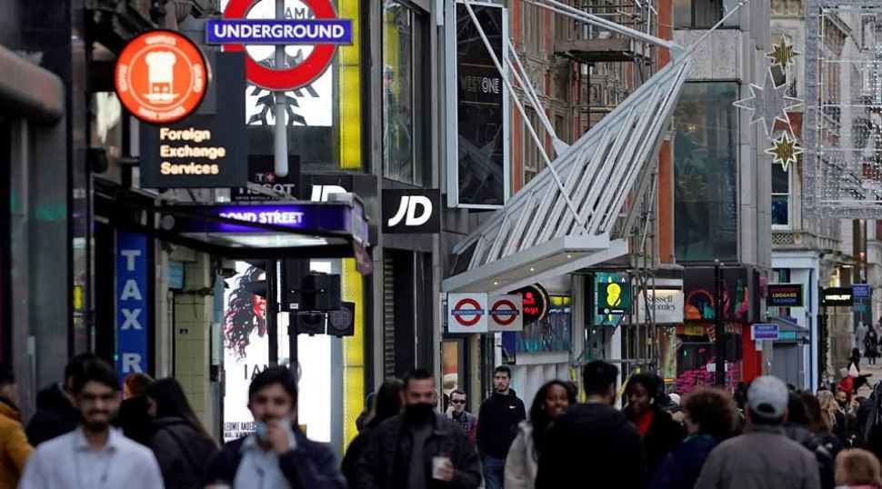 Bie me 20% numri i rasteve të reja me COVID dhe viktimave në Britaninë e Madhe