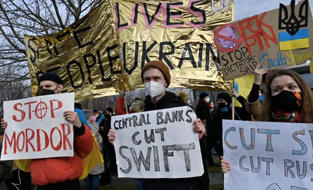 Rusia paralajmëron qytetarët që të mos marrin pjesë në protestat kundër luftës