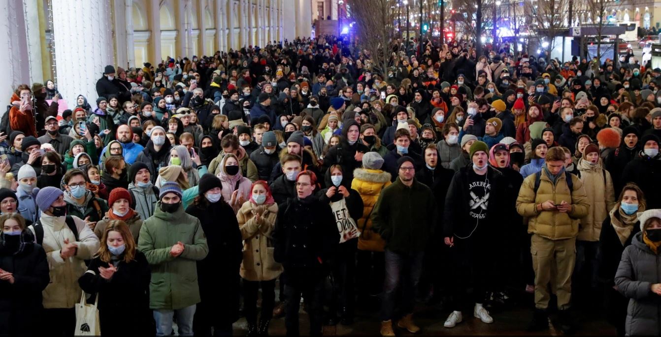 Sheshi i Shën Petersburg në Rusi mbushet me protestues kundër luftës në Ukrainë