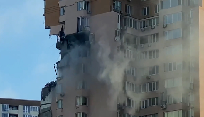 VIDEO/ Rusët sulmojnë me raketa edhe ndërtesat civile në Kiev