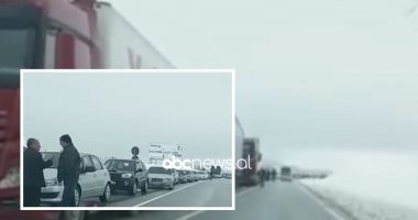 Greqia ndaloi kamionët, bllokohet për 5 orë rruga drejt Kapshticës, automjetet presin në mes të borës
