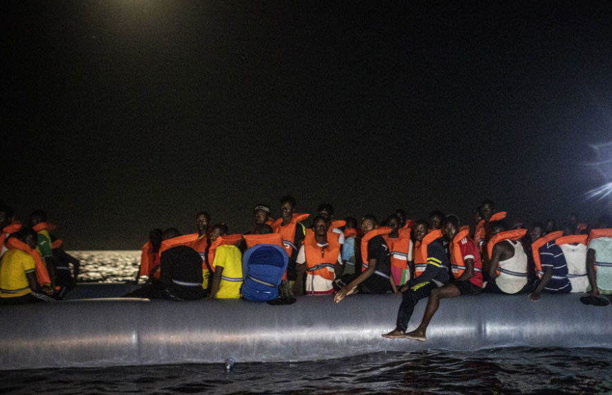 1 viktimë dhe 16 të zhdukur pas përmbytjes së varkës me emigrantë në Spanjë