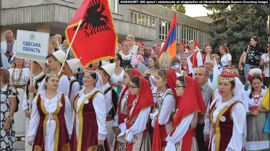 “Rrini të qetë dhe pastrojeni armën tuaj’, shqiptarët në Ukrainë nuk e ndiejnë rrezikun e luftës