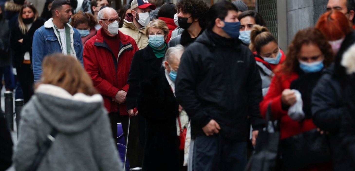 Spanja heq masën e mbajtjes së maskës në ambiente të jashtme