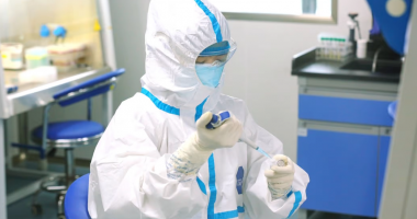 Nxjerr rezultatet në 4 minuta, shkencëtarët kinezë prodhojnë testin e ri anti-covid