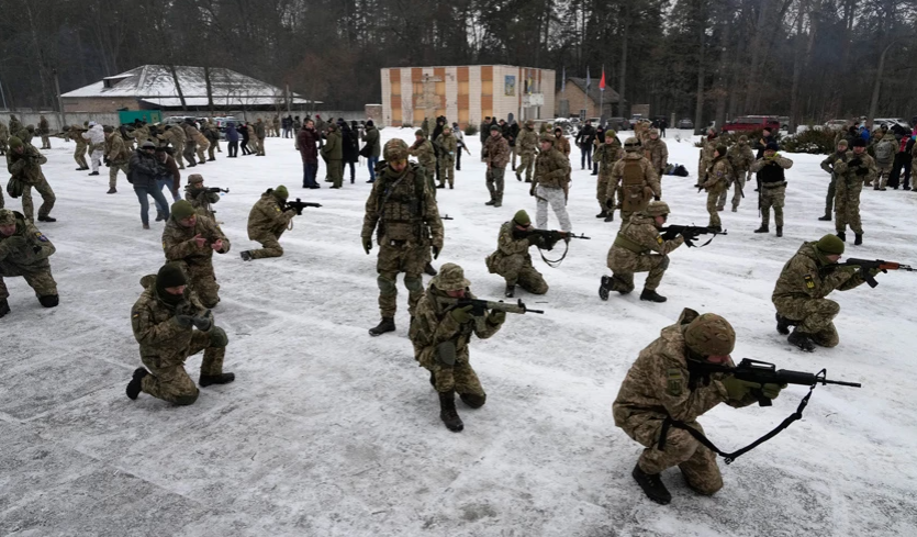 Ukraina i përgjigjet stërvitjeve ushtarake ruse