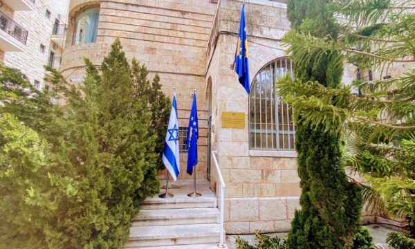 Kryediplomati izraelit uron Kosovën: Na pëlqen që flamuri juaj valon në ambasadë në Jerusalem