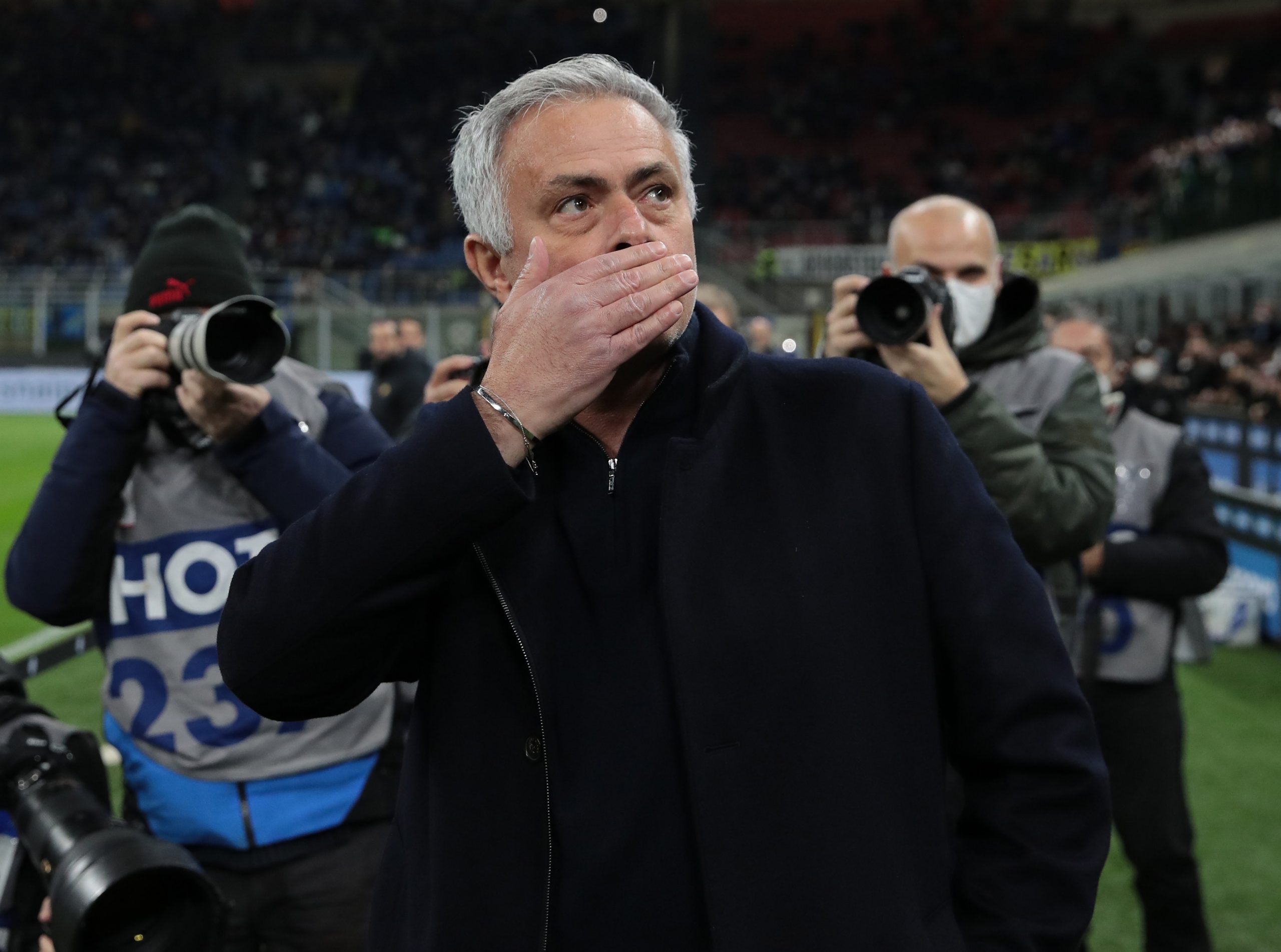 VIDEO/ Emocione në Giuseppe Meazza, Mourinho pritet nga zikaltërit me duartrokitje