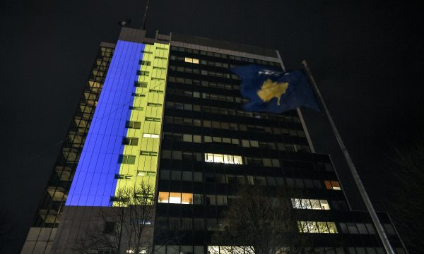 Ndërtesa e qeverisë së Kosovës ndriçohet me flamurin e Ukrainës në shenjë solidariteti