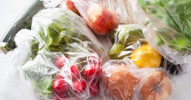 Pse nuk duhet t’i ruani frutat dhe perimet në qese plastike