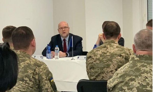 Ambasadori amerikan në Kosovë takon ushtarët ukrainas