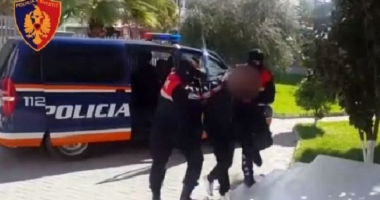 Automatik dhe granata, kishte fshehur municion luftarak në një godinë në Lushnje, pranga 47-vjeçarit