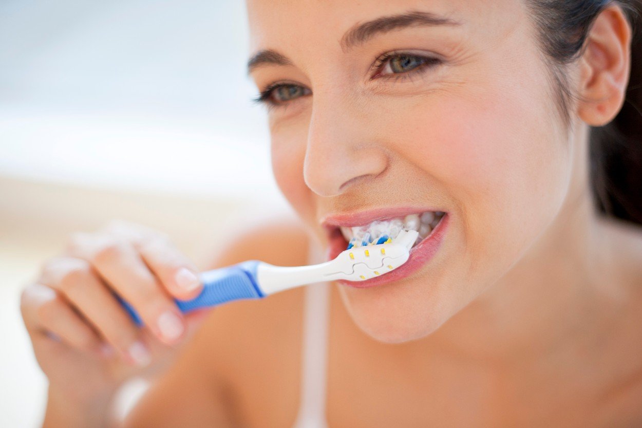 Dentistët pohojnë: 5 gabimet që bëjmë gjithmonë gjatë larjes së dhëmbëve