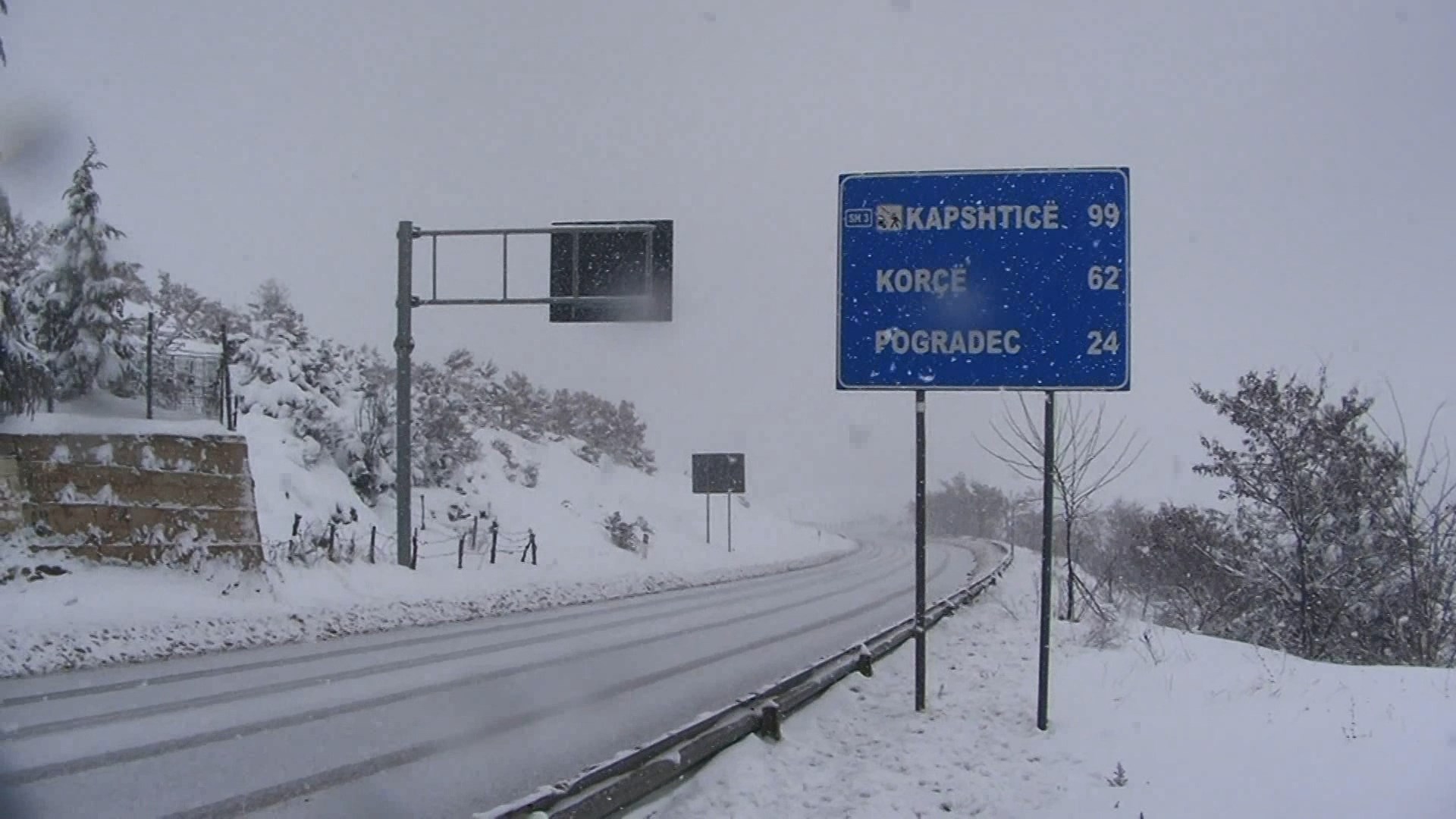 Reshjet e borës, ndalohet lëvizja e mjeteve të tonazhit të rëndë në Qafë-Thanë dhe Kapshticë
