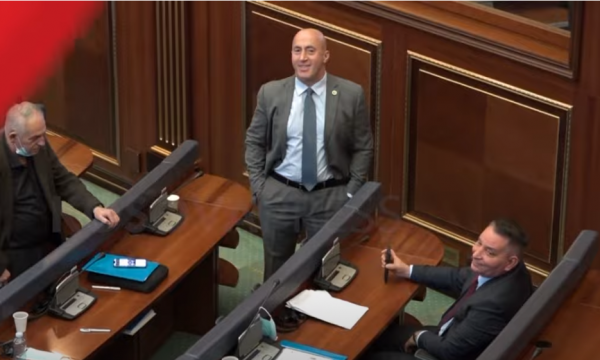 “Se liria jemi ne…” Ramush Haradinaj dëgjon muzikë folklorike në sallën e Kuvendit