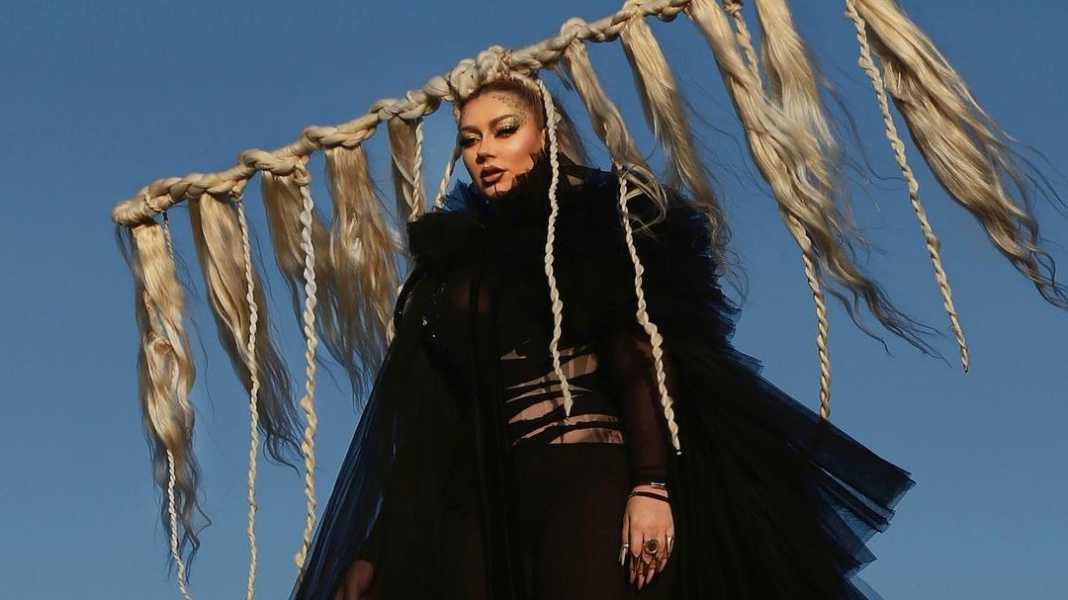 “Gjarpri ndërron lëkurën”, Ronela tregon çfarë fshihet pas klipit përfaqësues në Eurovision