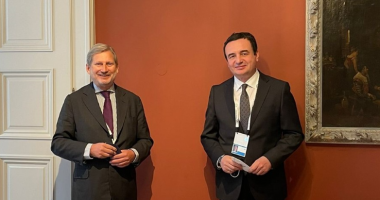 Kurti takohet me komisionerin Hahn: Kosovës duhet t’i liberalizohen vizat