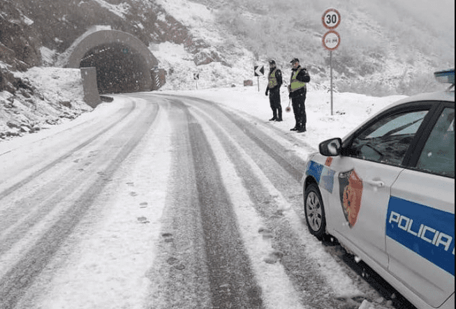 Dëbora mbi 20 centimetër, bllokohet Rruga e Arbrit