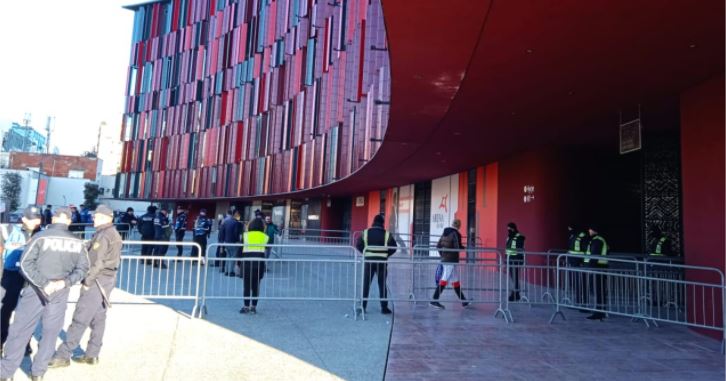 “Tirona Fanatics” nuk gjejnë qetësi, refuzuan hyrjen në stadium me ID