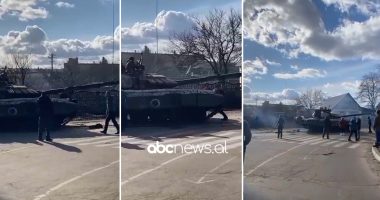 VIDEO/ Në mbrojtje të vendit të tyre, ukrainasit i ndalojnë tanket ruse me trup