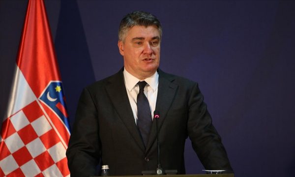 Presidenti kroat ironizon: Beogradi i dobët, me çfarë do ta sulmojnë Kosovën, me pistoleta uji?