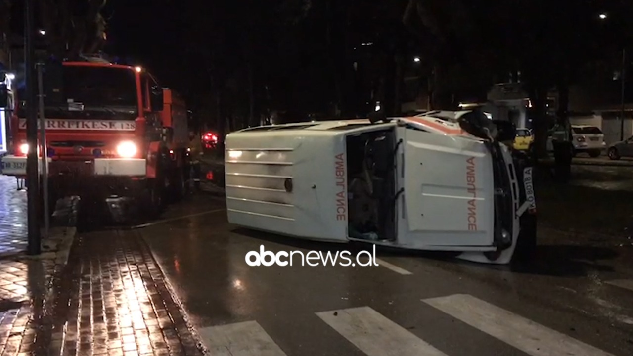 Aksidentohet ambulanca në Korçë, përmbyset në mes të rrugës