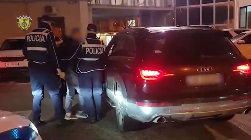 Policia “shkund” shoferët “e fortë” në Tiranë, bllokohen 8 makina luksoze e 39 palë targa