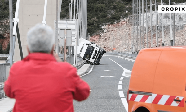 VIDEO/ Stuhia përmbys kamionin në Dubrovnik