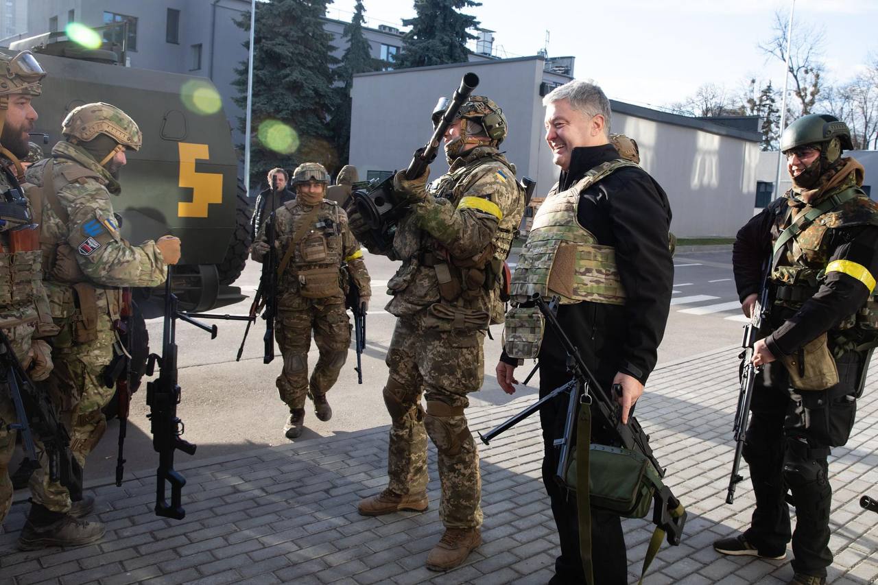FOTOLAJM/ Ish-presidenti ukrainas kap mitralozin: I këshilloj rusët të mos kalojnë nga Kievi