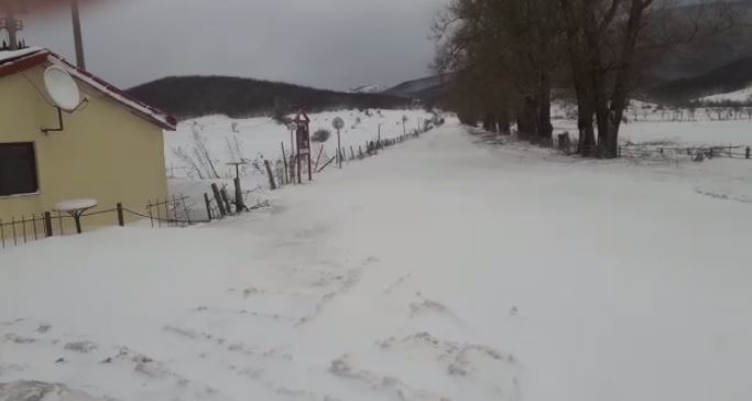 Bora bllokon disa fshatra të Librazhdit, vijon hapja e rrugëve