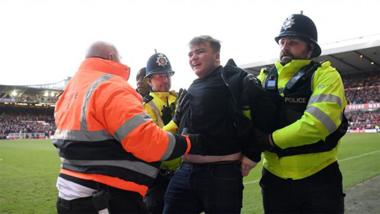 Tifozi i Leicester dënohet nga policia dhe nga klubi pasi goditi lojtarët