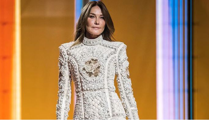 Carla Bruni rikthehet në pasarela në moshën 54-vjeçare