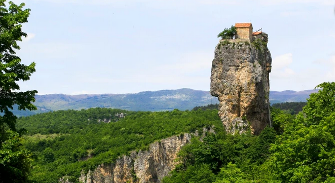 Askush nuk e di se si u ndërtua kisha mbi këtë shtyllë prej guri 40 metra