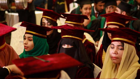Rihapen universitetet publike në Afganistan, gratë do të jenë në klasa të veçanta
