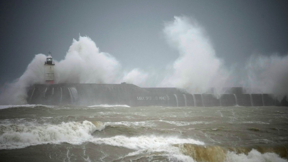 Stuhi vdekjeprurëse në Britani, të paktë 9 viktima, mbi 1 mln shtëpi në errësirë
